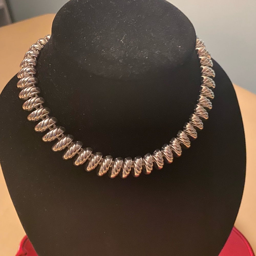 Elegant silver tone choker/necklace